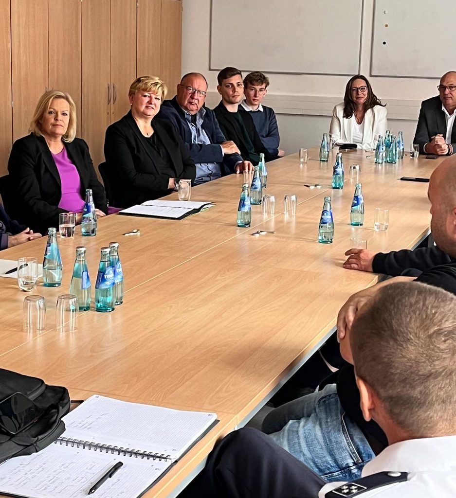 Bundesinnenministerin Faeser in der Diskussion mit der DFeuG auf einer Feuerwache in Hessen.